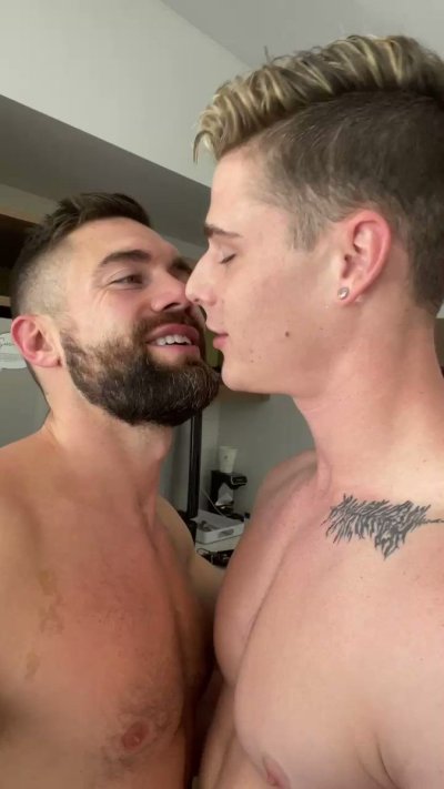 Watch Travis's leaked NSFW video on TwXstars