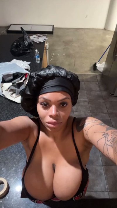 Watch Halle Hayes's leaked NSFW video on TwXstars