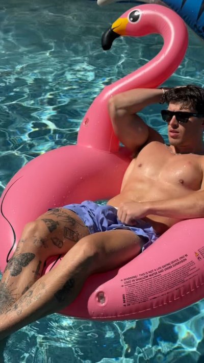 Watch Zac's leaked NSFW video on TwXstars