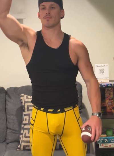 Watch Zac's leaked NSFW video on TwXstars