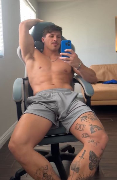 Watch Zac's leaked NSFW video on TwXstars