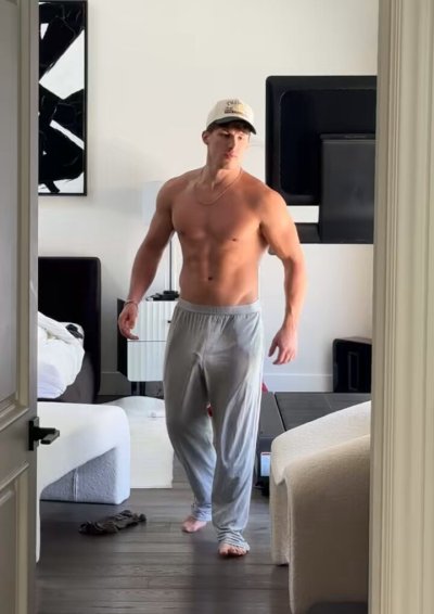 Watch Zac's leaked NSFW video on TwXstars