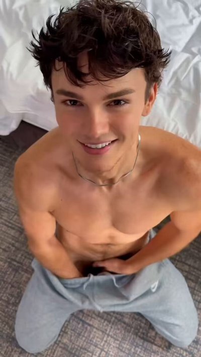 Watch XXL Top London's leaked NSFW video on TwXstars