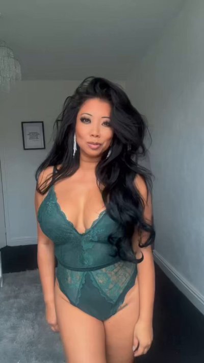 Watch ChrissieWunna's leaked NSFW video on TwXstars