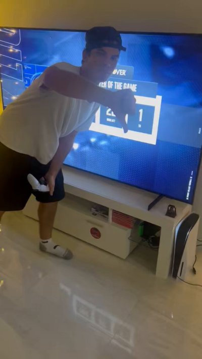 Watch King James 👑's leaked NSFW video on TwXstars