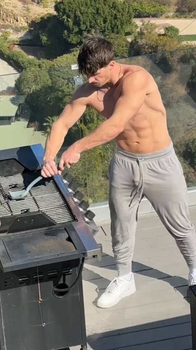 Watch Zac's leaked NSFW video on TwXstars