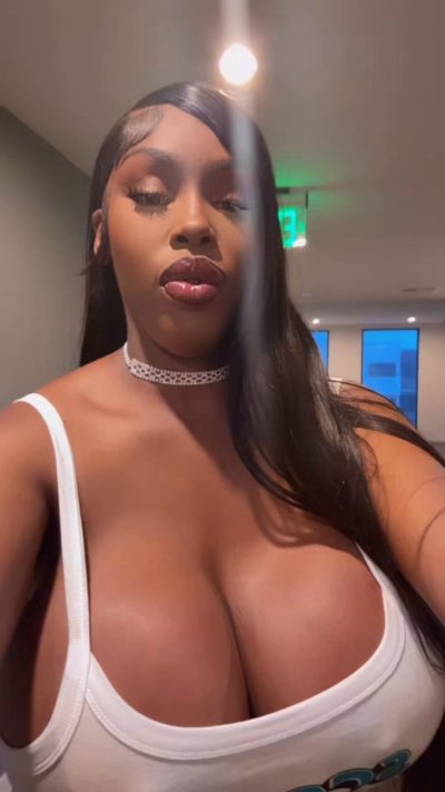 Watch Lia Lovely's leaked NSFW video on TwXstars