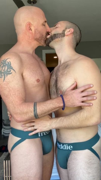 Watch Ryan & Chad's leaked NSFW video on TwXstars