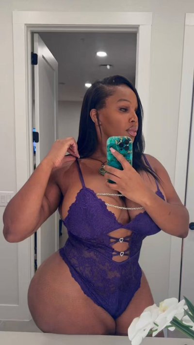 Watch _CURVYGIRLROXIE's leaked NSFW video on TwXstars