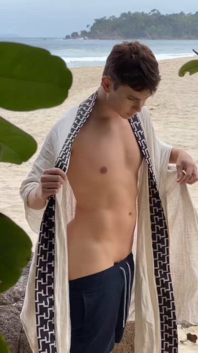 Watch guillo_cuellar's leaked NSFW video on TwXstars