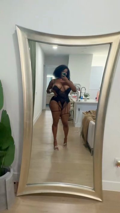 Watch _CURVYGIRLROXIE's leaked NSFW video on TwXstars