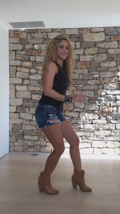Watch Shakira's leaked NSFW video on TwXstars