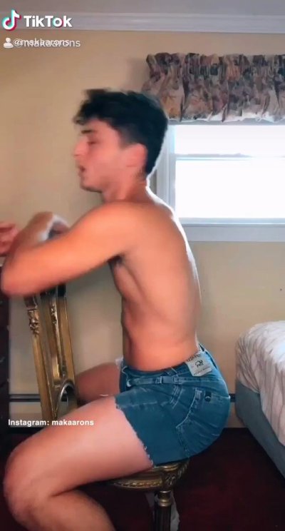 Watch Mak Aarons's leaked NSFW video on TwXstars