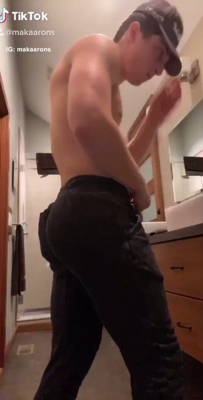 Watch Mak Aarons's leaked NSFW video on TwXstars