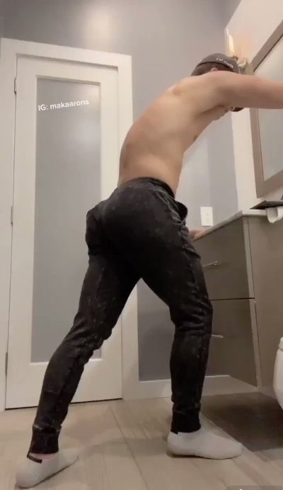 Watch Mak Aarons's leaked NSFW video on TwXstars