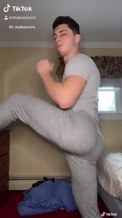 Watch Mak Aarons's leaked NSFW video on TwXstars