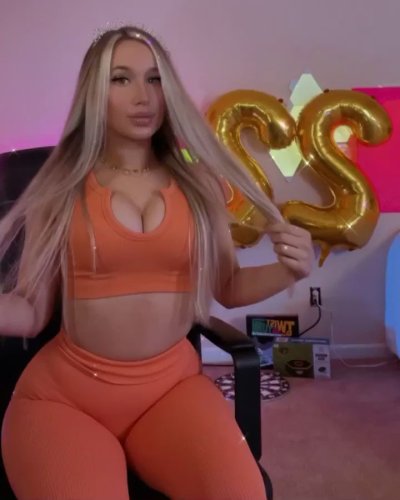 Watch AZRA😳's leaked NSFW video on TwXstars