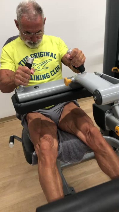 Watch maturemuscledaddy's leaked NSFW video on TwXstars