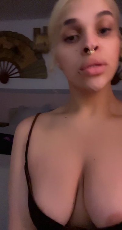 Watch ｑｕｅｅｎ ｋｏｎｇ's leaked NSFW video on TwXstars