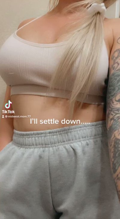 Watch Midwest Mom's leaked NSFW video on TwXstars