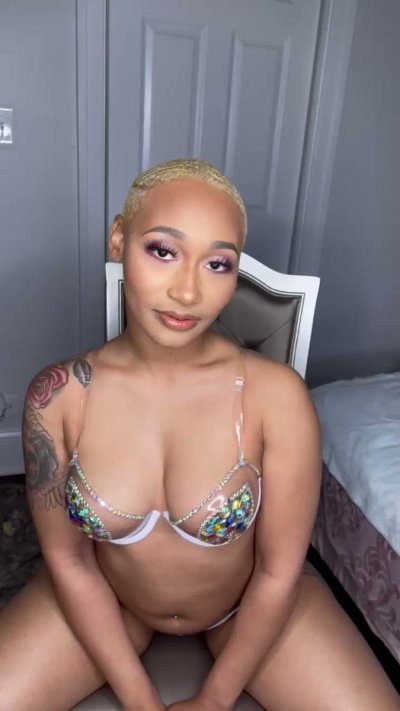Watch DaphneThickAss's leaked NSFW video on TwXstars
