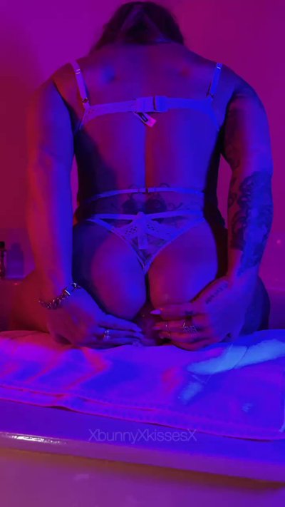 Watch XbunnyXkissesX | Inked MILF's leaked NSFW video on TwXstars