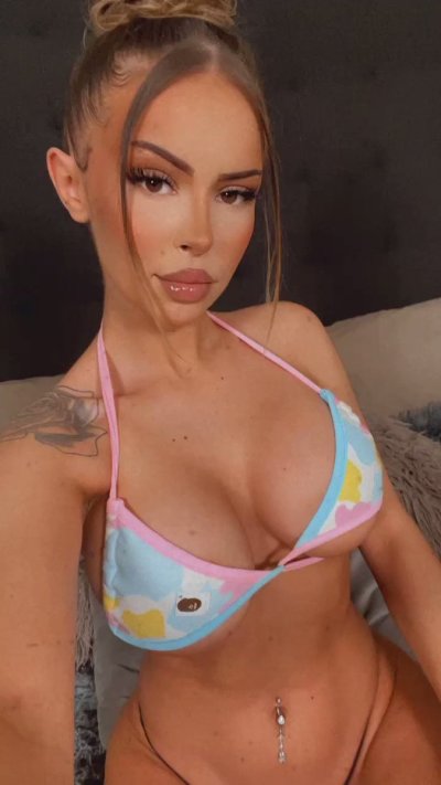Watch Bella 👑's leaked NSFW video on TwXstars