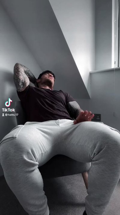 Watch Chris Hatton's leaked NSFW video on TwXstars