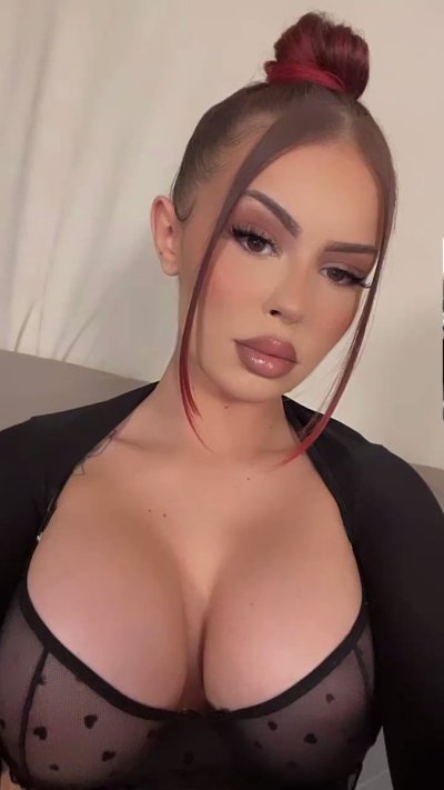 Watch Bella 👑's leaked NSFW video on TwXstars