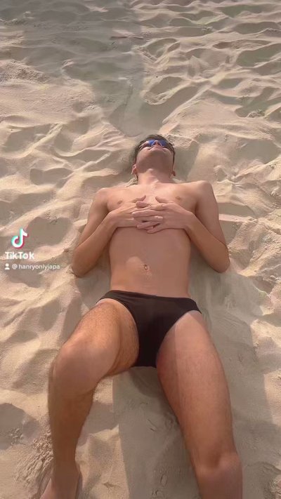 Watch Hanry's leaked NSFW video on TwXstars