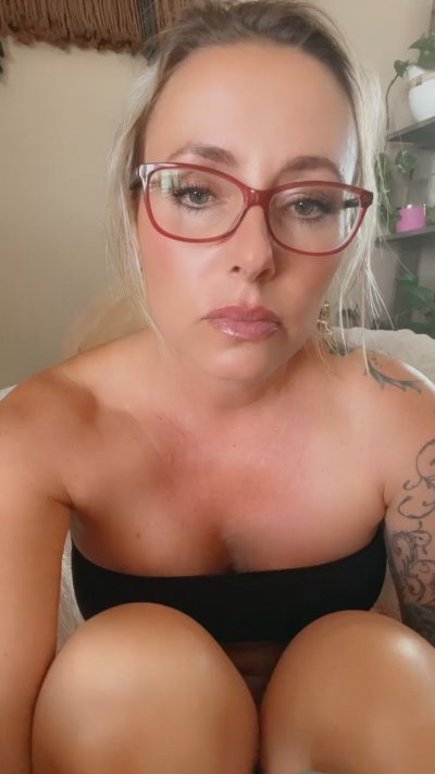 Watch Midwest Mom's leaked NSFW video on TwXstars