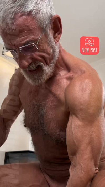 Watch maturemuscledaddy's leaked NSFW video on TwXstars