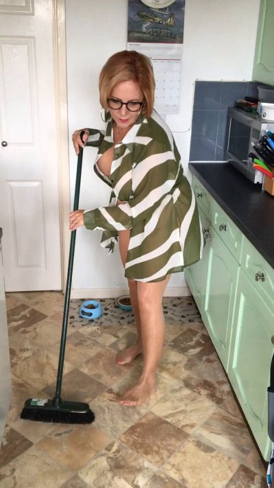 Watch Curvy Claire's leaked NSFW video on TwXstars