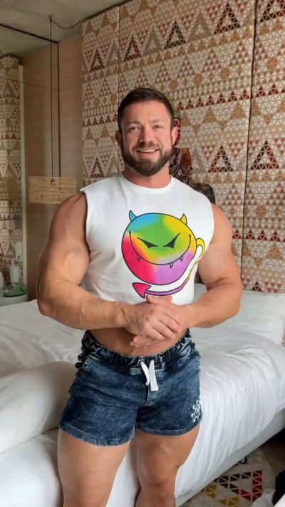 Watch Eddie's leaked NSFW video on TwXstars