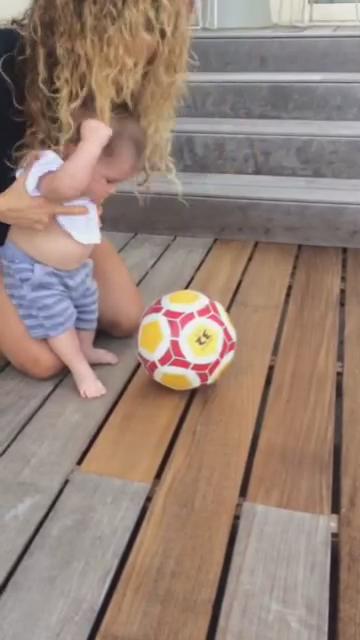 Watch Shakira's leaked NSFW video on TwXstars