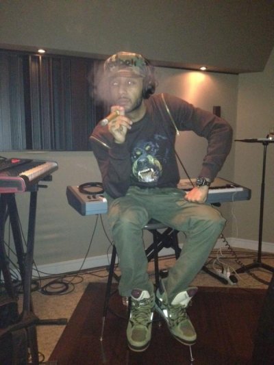 Watch SWIZZ BEATZ's leaked NSFW photo on TwXstars