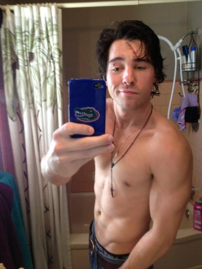 Watch Robert Vito's leaked NSFW photo on TwXstars