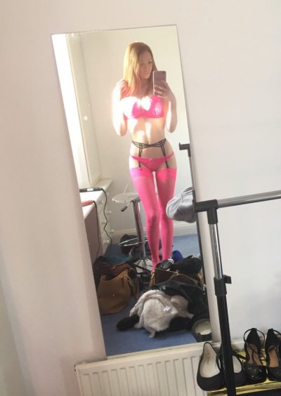 Watch Alice Brookes's leaked NSFW photo on TwXstars