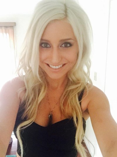 Watch Xandra Sixx's leaked NSFW photo on TwXstars