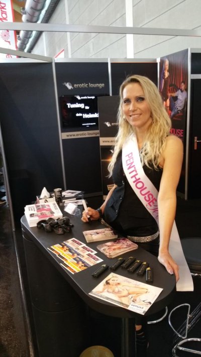 Watch Julia Pink's leaked NSFW photo on TwXstars