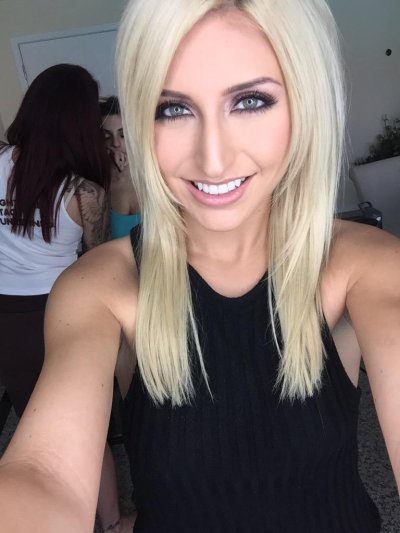 Watch Xandra Sixx's leaked NSFW photo on TwXstars