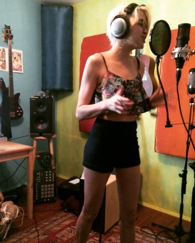 Watch Brit Sheridan's leaked NSFW photo on TwXstars