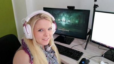 Watch LunaLove's leaked NSFW photo on TwXstars