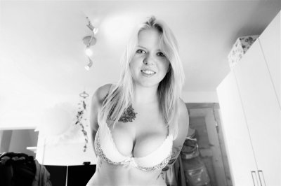 Watch LunaLove's leaked NSFW photo on TwXstars