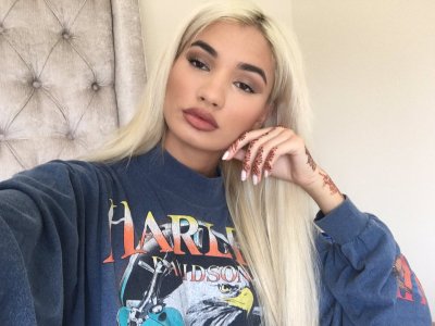 Watch ♕ Pia Mia's leaked NSFW photo on TwXstars