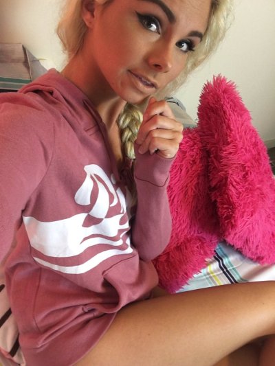 Watch Ava's leaked NSFW photo on TwXstars