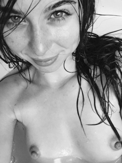 Watch Riley Reid's leaked NSFW photo on TwXstars