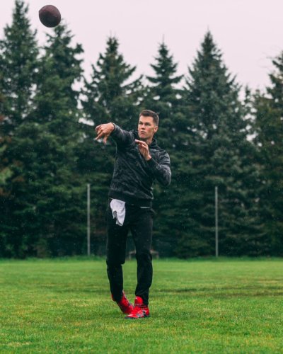 Watch Tom Brady's leaked NSFW photo on TwXstars