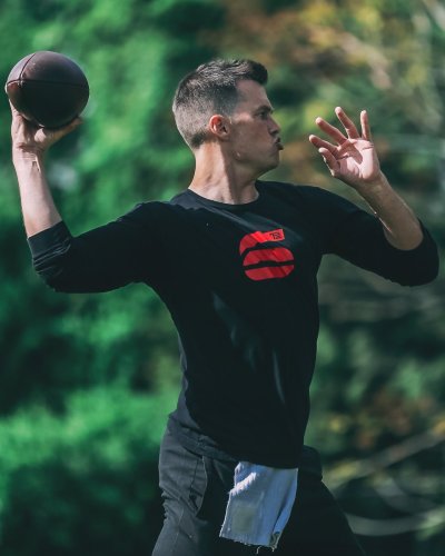 Watch Tom Brady's leaked NSFW photo on TwXstars