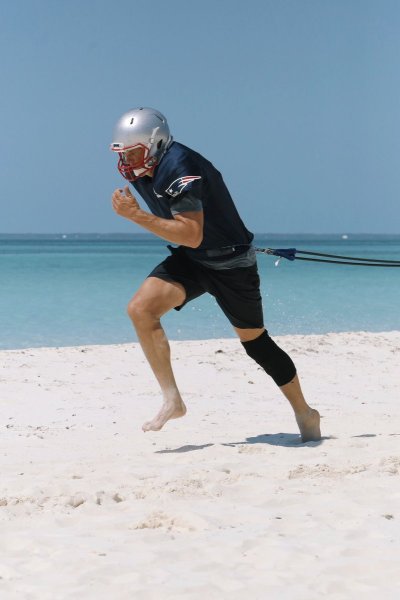 Watch Tom Brady's leaked NSFW photo on TwXstars